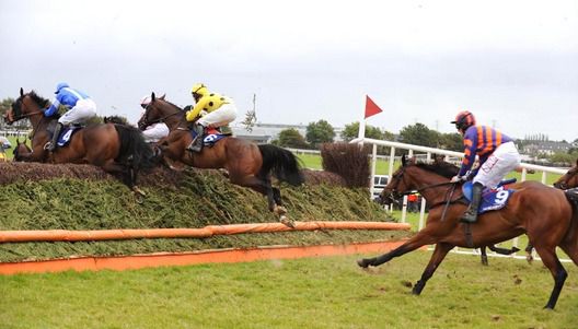 Paco Jack (yellow) on his way to victory