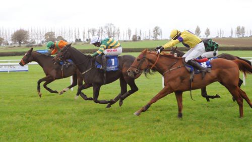 Le Reveur holds off Pride Of The Lions, Lynott & Yeoman