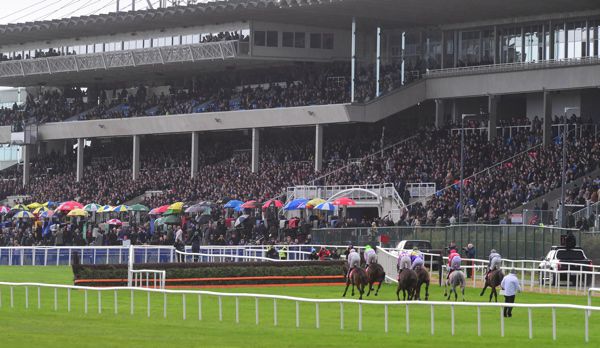 26,474 people attended the weekend's action at Leopardstown, up 2,218 on last year