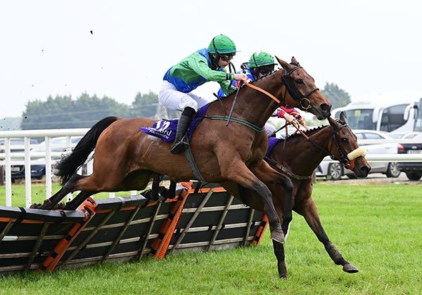 Plan Or Battered (Conor Owens) battles it out with Cloudy Fountain (Alan O'Sullivan)