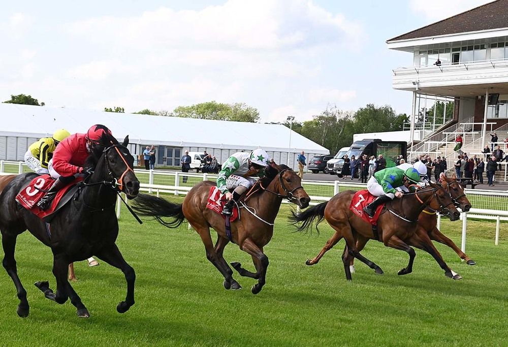 Powerful Nation (nearest) with runner-up Fiery Lucy (green colours)