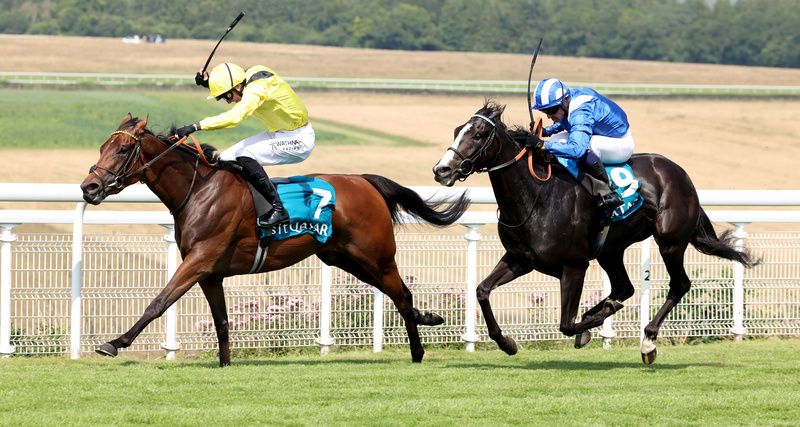 Jabaara (yellow) winning The Oak Tree Stakes but looses in Stewards enquiry to Raqiya (blue)