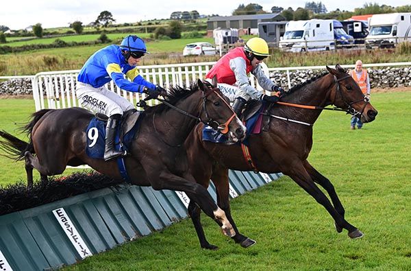 Wonleg (far side) just leads Saint Le Fort over the last