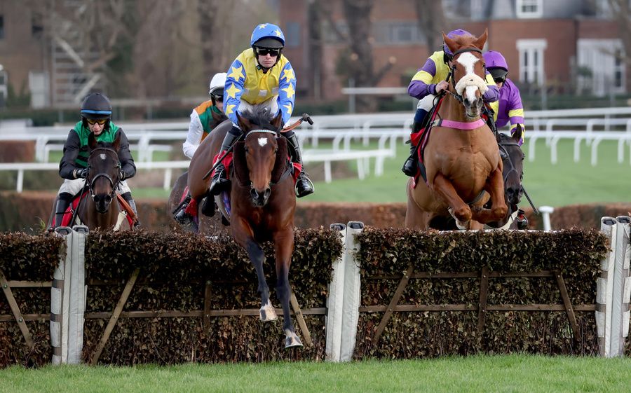 Hot Fuss (David Bass) winning at Sandown